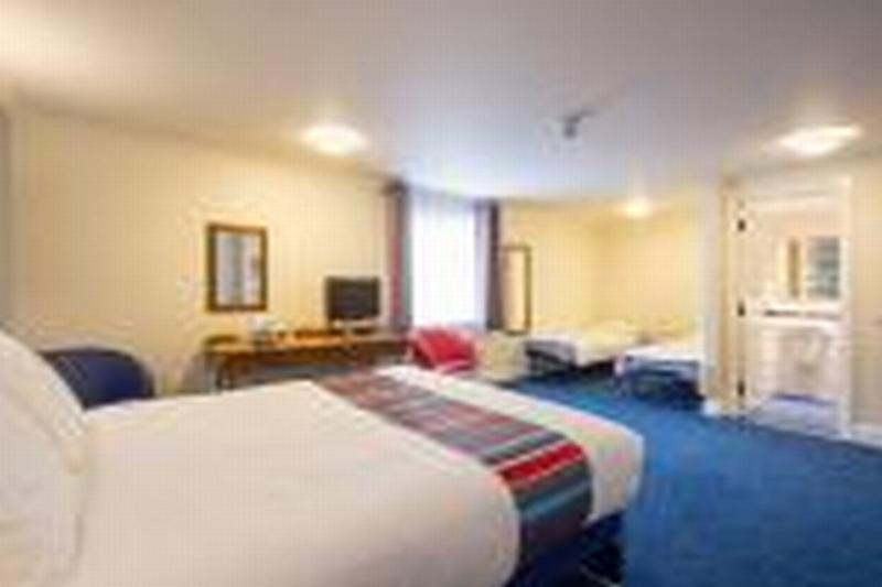 Travelodge Cardiff Airport Barry Exterior foto